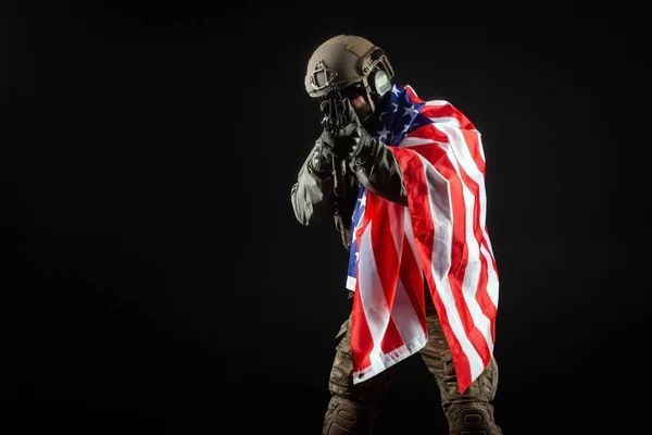 Amerikanischer Soldat Militäruniform Mit Waffe Hält Die Flagge Vor Dunklem — Stockfoto