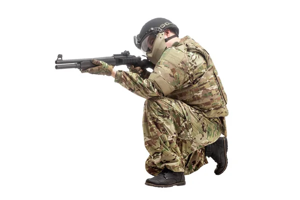 Militärkommando Uniform Mit Schrotflinte Greift Und Zielt Auf Weißen Hintergrund — Stockfoto