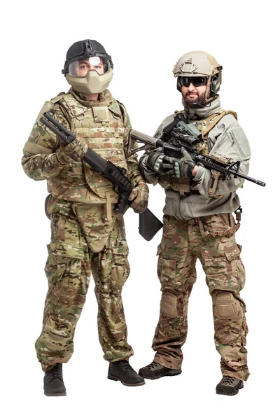白い孤立した背景に武器を持つ軍事装備の2人のアメリカ兵弾薬を持つ軍事特殊部隊 エアソフトコンセプト — ストック写真