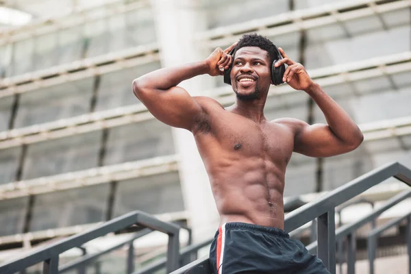 Afroameričtí Atletici Poslouchají Létě Venku Hudbu Sportovci Bez Košile Užívají — Stock fotografie