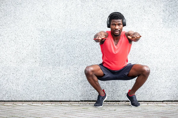 Afro Americano Esportes Cara Trabalhando Fora Com Fones Ouvido Livre — Fotografia de Stock