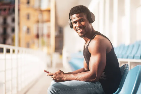 Afro Americano Homem Ouvindo Música Fones Ouvido Livre Verão Sorrindo — Fotografia de Stock