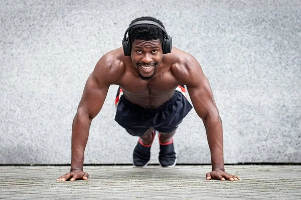 Afro Americano Atlético Cara Fazer Esportes Livre Contra Parede Atleta — Fotografia de Stock