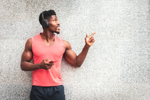 Afro Amerikai Sportos Srác Fülhallgatóban Zenét Hallgat Szabadban Falnak Atlétikai — Stock Fotó