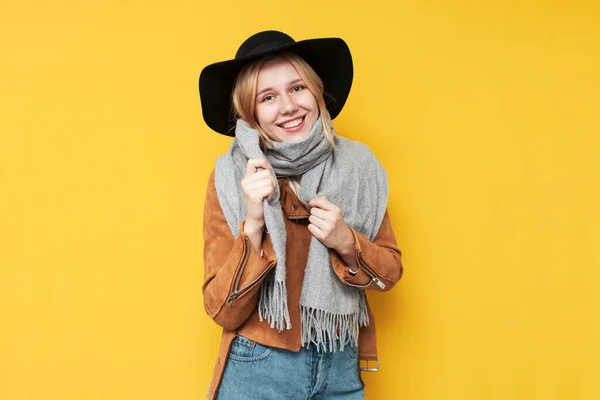 Ung Flicka Höst Kläder Och Halsduk Ler Gul Isolerad Bakgrund — Stockfoto