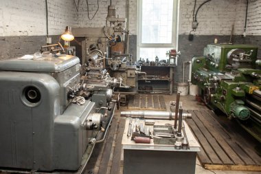 Bir dönüşüm atölyesinin içi, metal kesme ve işleme ekipmanları, metal parçalarının üretimi