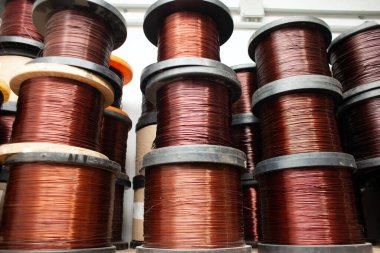 Yapım atölyesinde çok farklı bakır bobinler, makaraların üzerine sarılı bakır kablolar