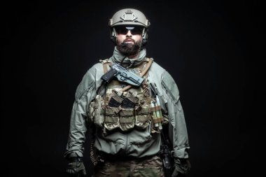 Karanlık bir geçmişi olan askeri üniformalı bir askerin portresi, askeri cephaneli bir komando, terörizme karşı mücadele kavramı.