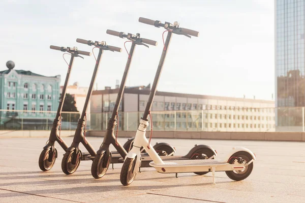 Elektriske Scootere Står Gaden Baggrund Byen Transport Fremtiden Øko Transport - Stock-foto