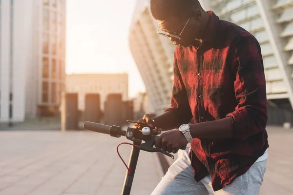 Ung Afro Amerikansk Kille Hyra Elektrisk Skoter Gatan Student Skannar — Stockfoto