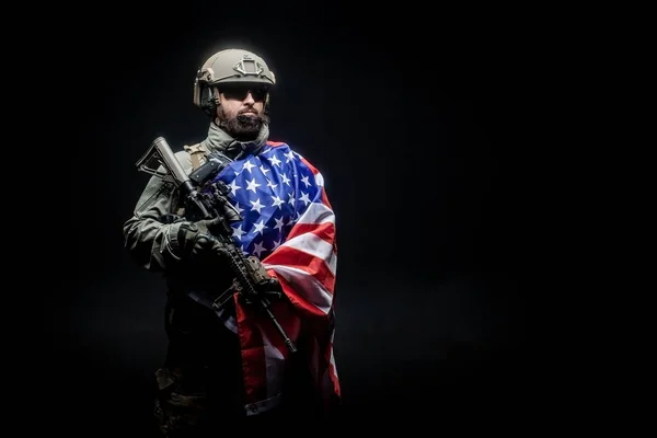 Amerikansk Soldat Militäruniform Med Pistol Håller Usa Flaggan Mot Mörk — Stockfoto