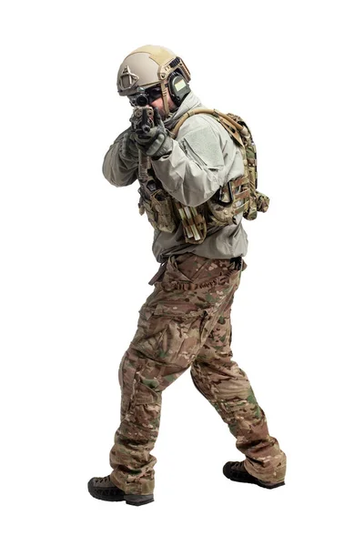 Soldado Americano Equipamento Militar Com Rifle Ataques Fundo Isolado Branco — Fotografia de Stock