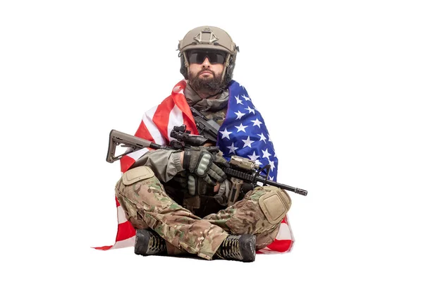 Amerikansk Soldat Uniform Med Usa Flagga Sitter Vit Isolerad Bakgrund — Stockfoto