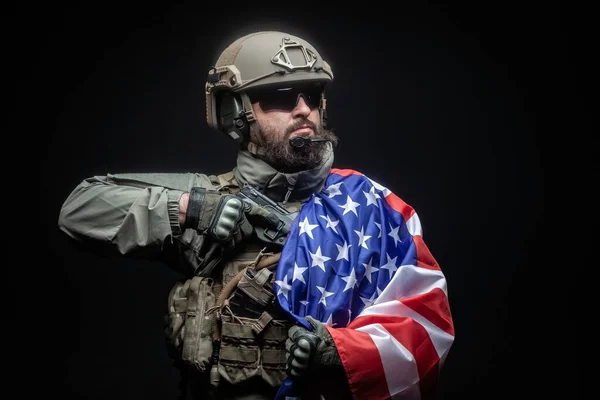미국의 군인이 어두운 배경에서 국기를 있습니다 — 스톡 사진