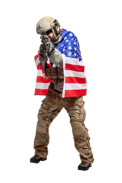 身穿军服的美国士兵 在白色孤立的背景上挂着美国国旗 指挥着美国的武器英雄 — 图库照片