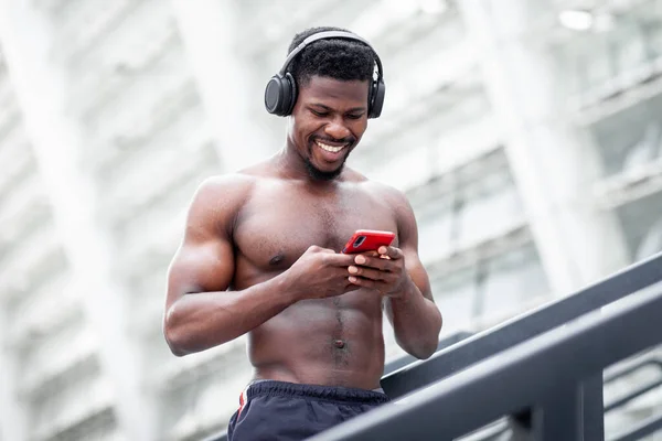 Афроамериканський Спортивний Хлопець Слухає Музику Відкритому Повітрі Влітку Спортивний Чоловік — стокове фото