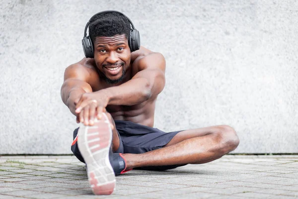 Afro Americano Atlético Cara Fazer Esportes Livre Contra Parede Atleta — Fotografia de Stock