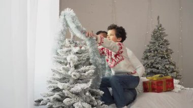 Yeni yılda oğluyla birlikte Afrika kökenli Amerikalı bir adam Noel ağacını oyuncaklarla süslüyor ve Noel 'i evde kutluyor. Babası çocuğun yeni yıl atmosferini hazırlamasına yardım ediyor.