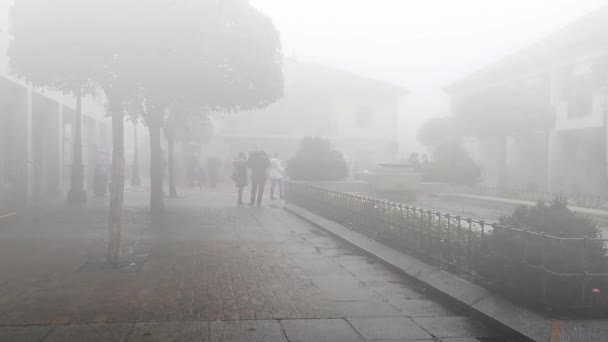霧の日に町の広場で会議 マドリッド スペイン — ストック動画