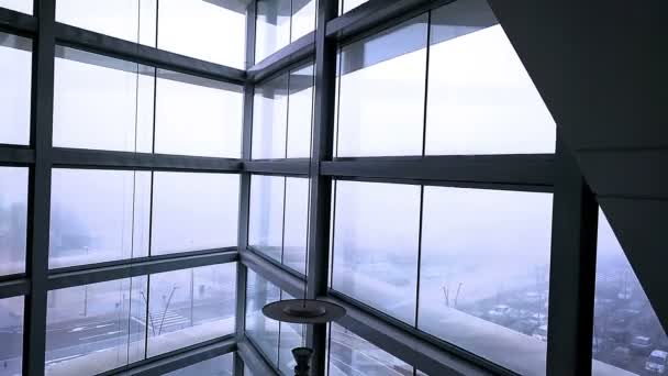 在一个寒冷的冬日早晨 在一个由玻璃和金属制成的现代电梯里下 — 图库视频影像