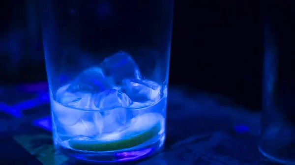 Bijna Klaar Cocktail Helder Glas Ijsblokjes Donkere Achtergrond — Stockfoto
