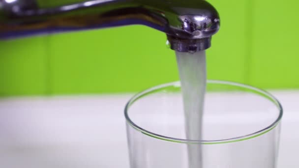 Glasfüllung Bis Zum Überlaufen Mit Sauberem Trinkwasser Unnötige Verschwendung Von — Stockvideo