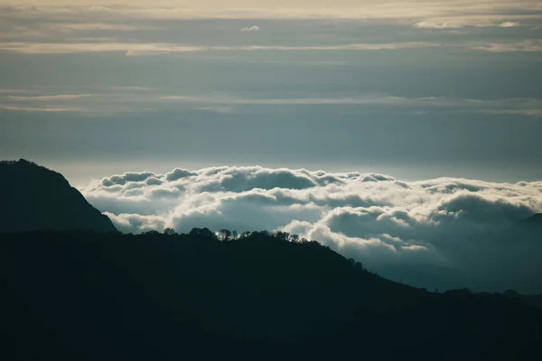 Montañas Con Nubes Árboles — Foto de Stock