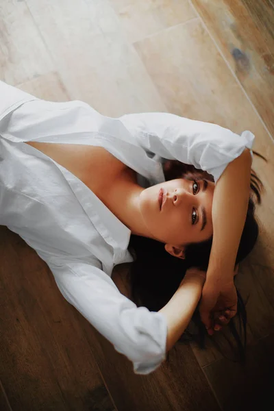 セクシーな木製の床に横たわる女 — ストック写真