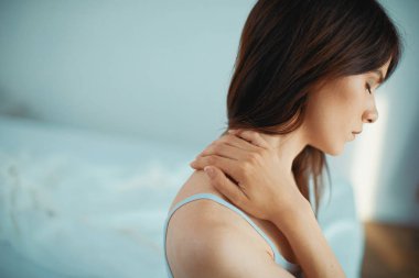 Kadın evde, dinlenmek veya stres