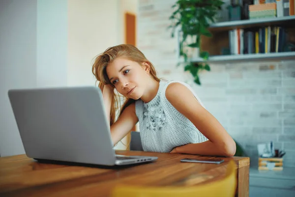 Frau Hause Mit Laptop — Stockfoto