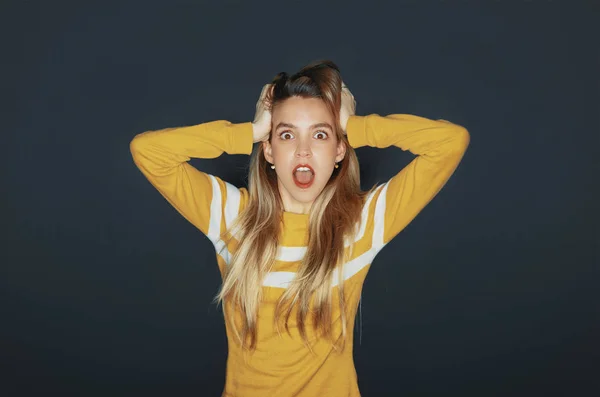 Mujer Rubia Sobre Fondo Gris — Foto de Stock