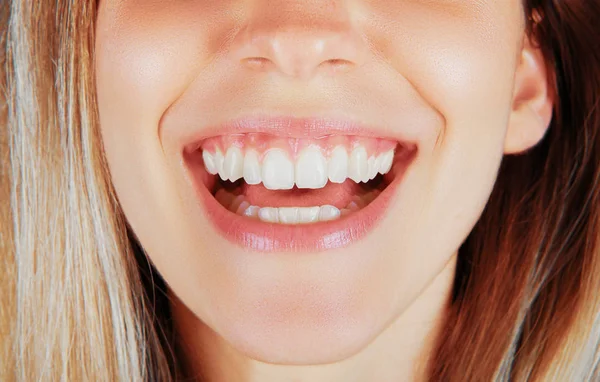 Beyaz Dişli Kadın Gülümsüyor — Stok fotoğraf