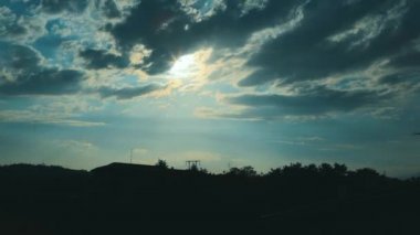 Gün batımında bulutlu gökyüzünün zaman atlamalı