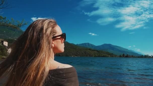 湖を持つ女性 素晴らしい景色を持つ美しい女の子 — ストック動画