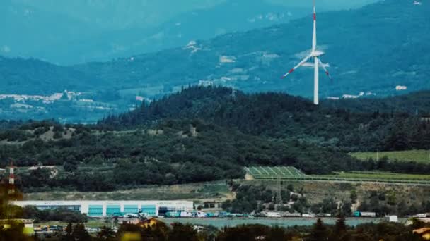 Fazenda Turbina Eólica Bela Paisagem Montanha Roxa Noite Produção Energia — Vídeo de Stock