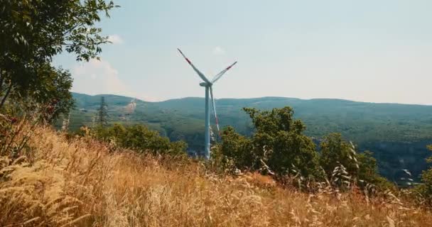 Větrné turbíny na krásném slunném letních prázdninách landsape Eolský Park. — Stock video