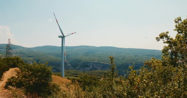 Větrné turbíny na krásném slunném letních prázdninách landsape Eolský Park. — Stock video