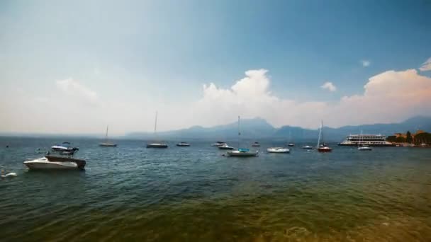 Tarde lapso de tempo do lago italiano e céu azul — Vídeo de Stock