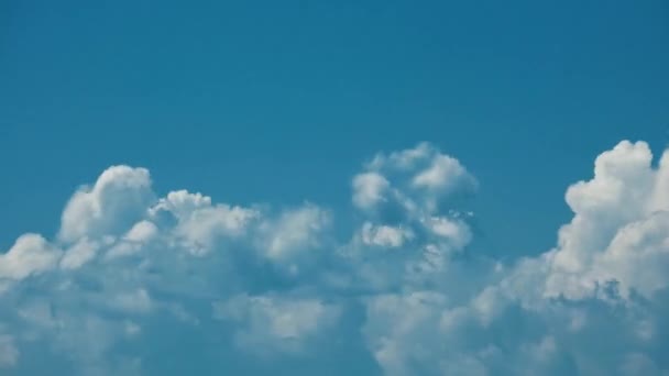 Middag tijd vervallen van wolken en blauwe hemel — Stockvideo