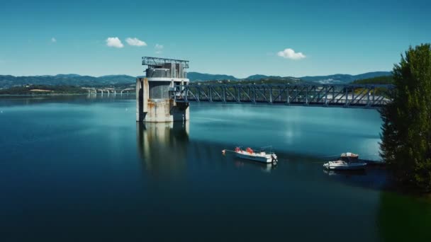 공중 보기. 산 근처의 아름다운 호수를 비행. 항공 카메라 샷. 플랫 칼라 버전. — 비디오