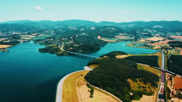 Flygvy. Flyger över den vackra sjön nära bergen. Antenn kamera skott. — Stockvideo