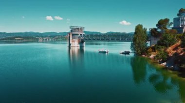 Havadan Görünüm. Dağların yakınındaki güzel gölün üzerinde uçuyor. Havadan kamera çekimi.
