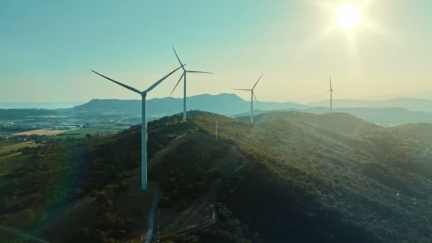 风力涡轮机农场在美丽的紫色傍晚山景。绿色生态世界的可再生能源生产。4k — 图库视频影像