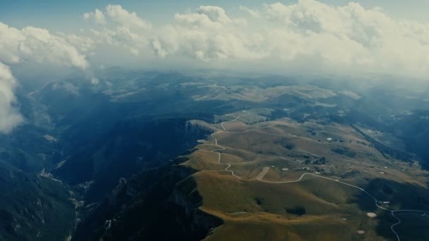 Filmati 4k 12bit cinematografici di alta qualità. Aerea di sorvolare una bellissima foresta verde in un paesaggio rurale, Italia — Video Stock