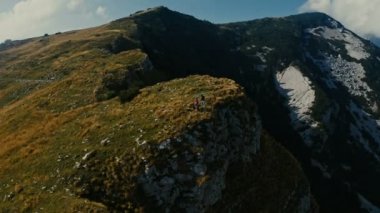 Yüksek kaliteli sinematik 4k 12bit görüntüleri. Kırsal bir arazide güzel bir yeşil orman üzerinde uçan anten, İtalya