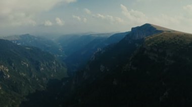 Yüksek kaliteli sinematik 4k 12bit görüntüleri. Kırsal bir arazide güzel bir yeşil orman üzerinde uçan anten, İtalya