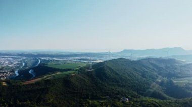 Yüksek kaliteli sinematik 4k 12bit görüntüleri. Kırsal bir arazide güzel bir yeşil orman üzerinde uçan anten, İtalya