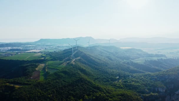 Filmati 4k 12bit cinematografici di alta qualità. Aerea di sorvolare una bellissima foresta verde in un paesaggio rurale, Italia — Video Stock