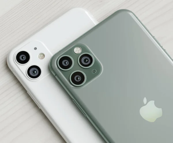 อิตาลี-22 กันยายน 2019: สมาร์ทโฟน Iphone 11 และ 11 Pro บนโต๊ะ ไอโฟน 11 ใกล้เข้ามาแล้ว แอปเปิ้ลไอโฟนมือถือรุ่นล่าสุด บรรณาธิการภาพประกอบ . — ภาพถ่ายสต็อก