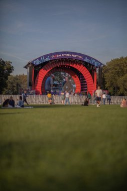 Great Lawn, Central Park, New York - 27 Eylül: Adam Lambert ile Queen Küresel Vatandaş Festivali sırasında ses kontrolü gerçekleştirmek. Editoryal